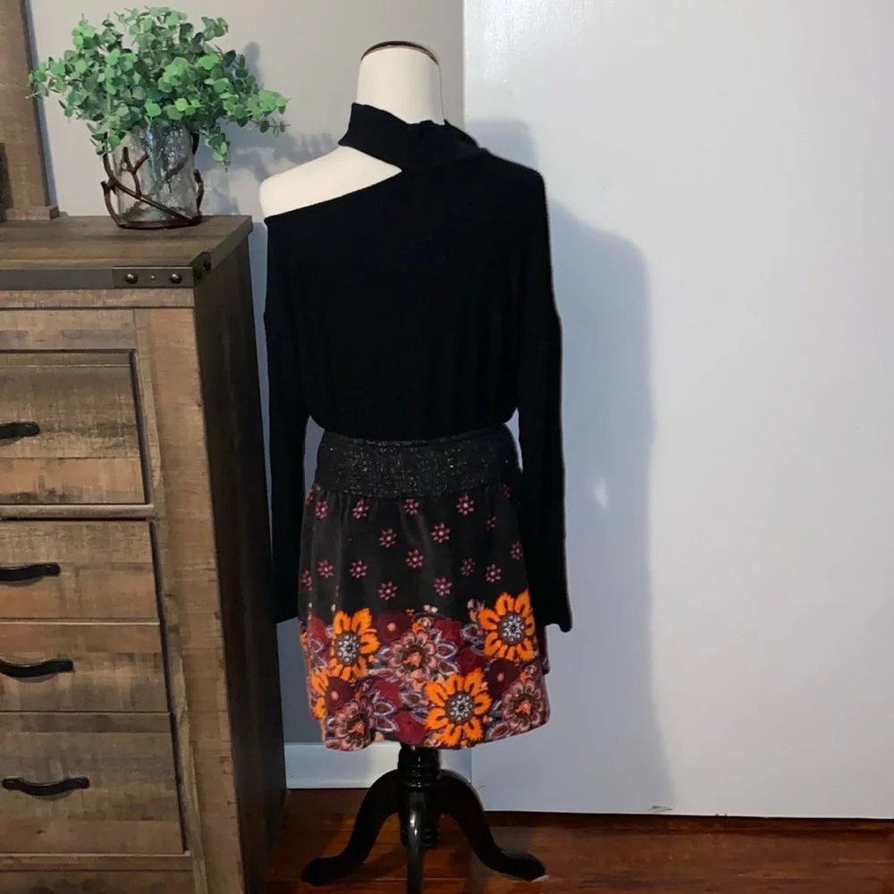 Free People Vintage floral embroidered mini skirt excellent like new size Large